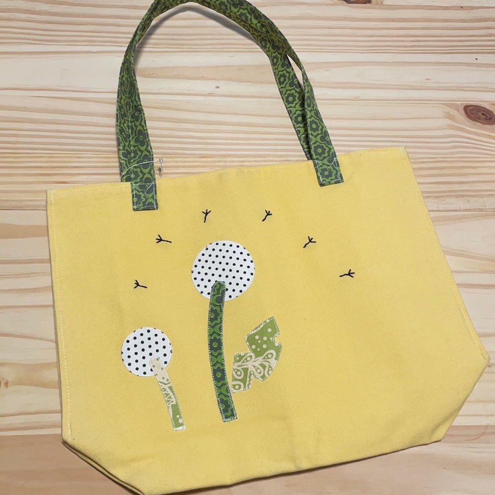 Tote bag with appliqué design